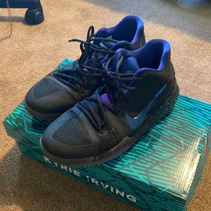 Size 7 Nike Kyrie 3s. Worn one season, slightly used